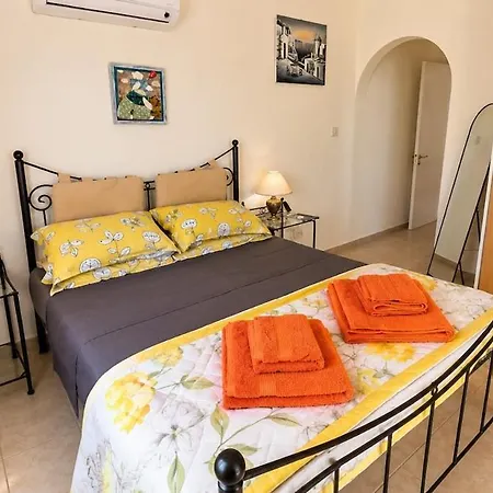 Stylish 3 Bedroom With Sea Views In וילה