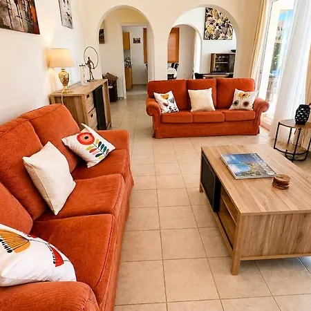 Stylish 3 Bedroom With Sea Views In וילה פאהיה