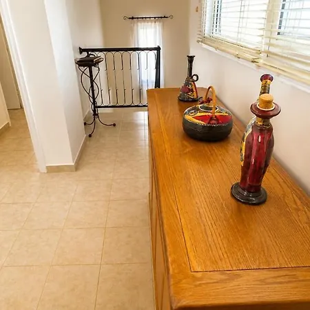 Stylish 3 Bedroom With Sea Views In וילה *