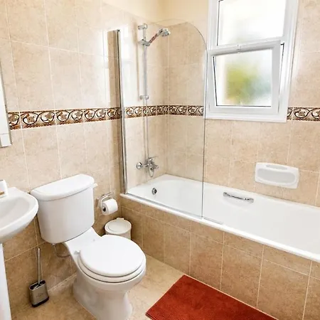 Stylish 3 Bedroom With Sea Views In וילה *