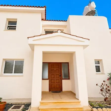 Stylish 3 Bedroom With Sea Views In *