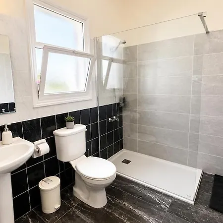 Stylish 3 Bedroom With Sea Views In * פאהיה